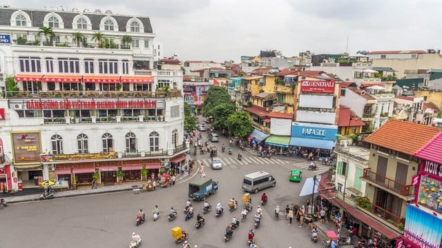 Fußgänger können sich in dem Gassengewirr der Altstadt von Hanoi leicht verirren.