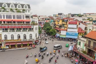Fußgänger können sich in dem Gassengewirr der Altstadt von Hanoi leicht verirren.