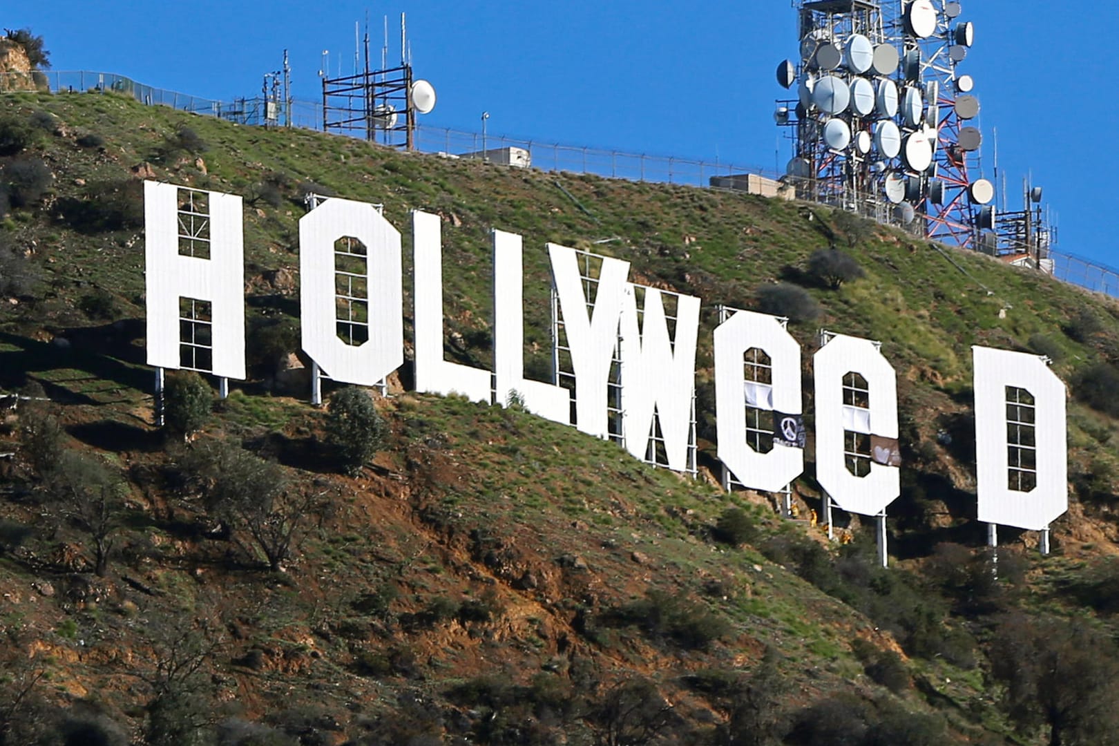 Da musste sich so mancher Silvester-Partylöwe die Augen reiben und sich fragen, ob es nicht doch ein Gläschen zu viel war: So sah am Neujahrsmorgen der Hollywood-Schriftzug in den Hügeln über der Stadt aus.