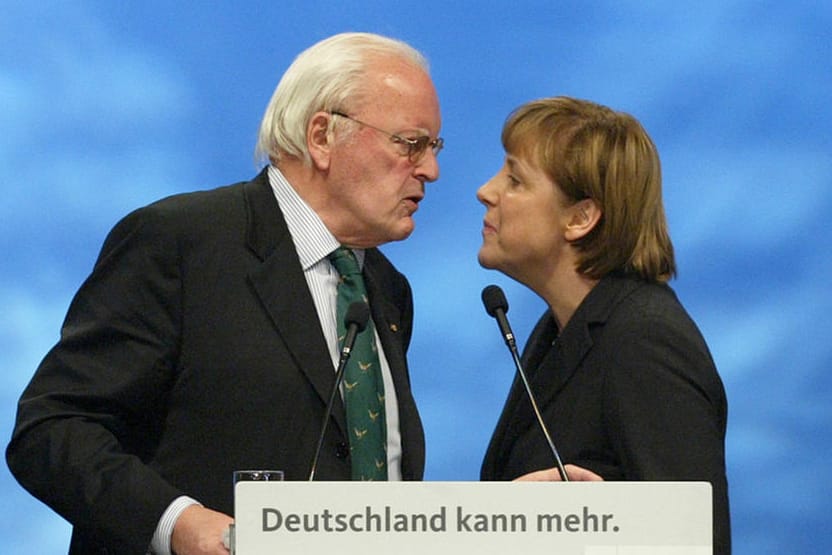 Kanzlerin Angela Merkel (r.) würdigt den verstorbenen Altbundespräsidenten Roman Herzog als Patrioten.