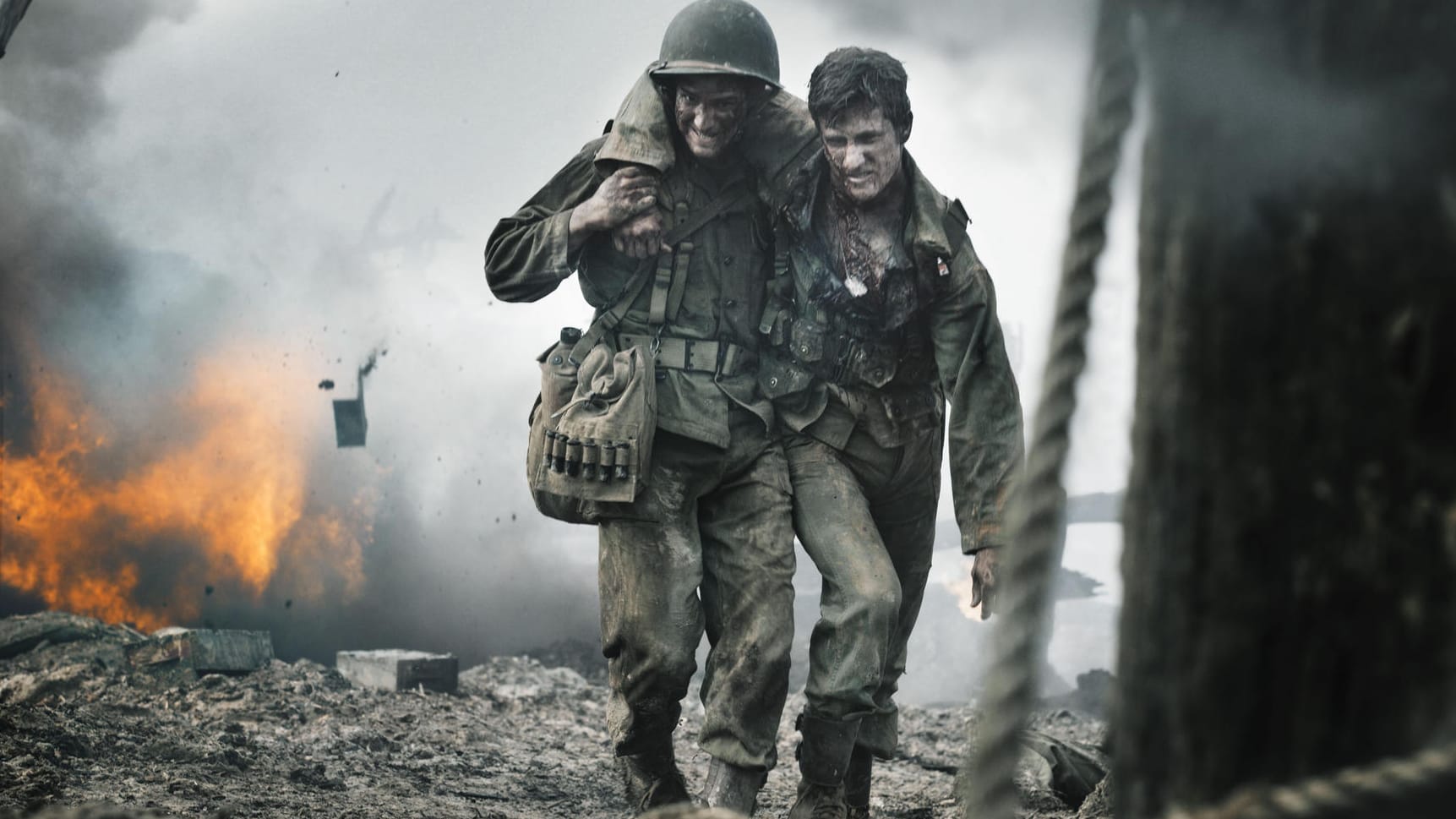 Desmond Doss (Andrew Garfield, l.) hat einem weiteren Kameraden das Leben gerettet.