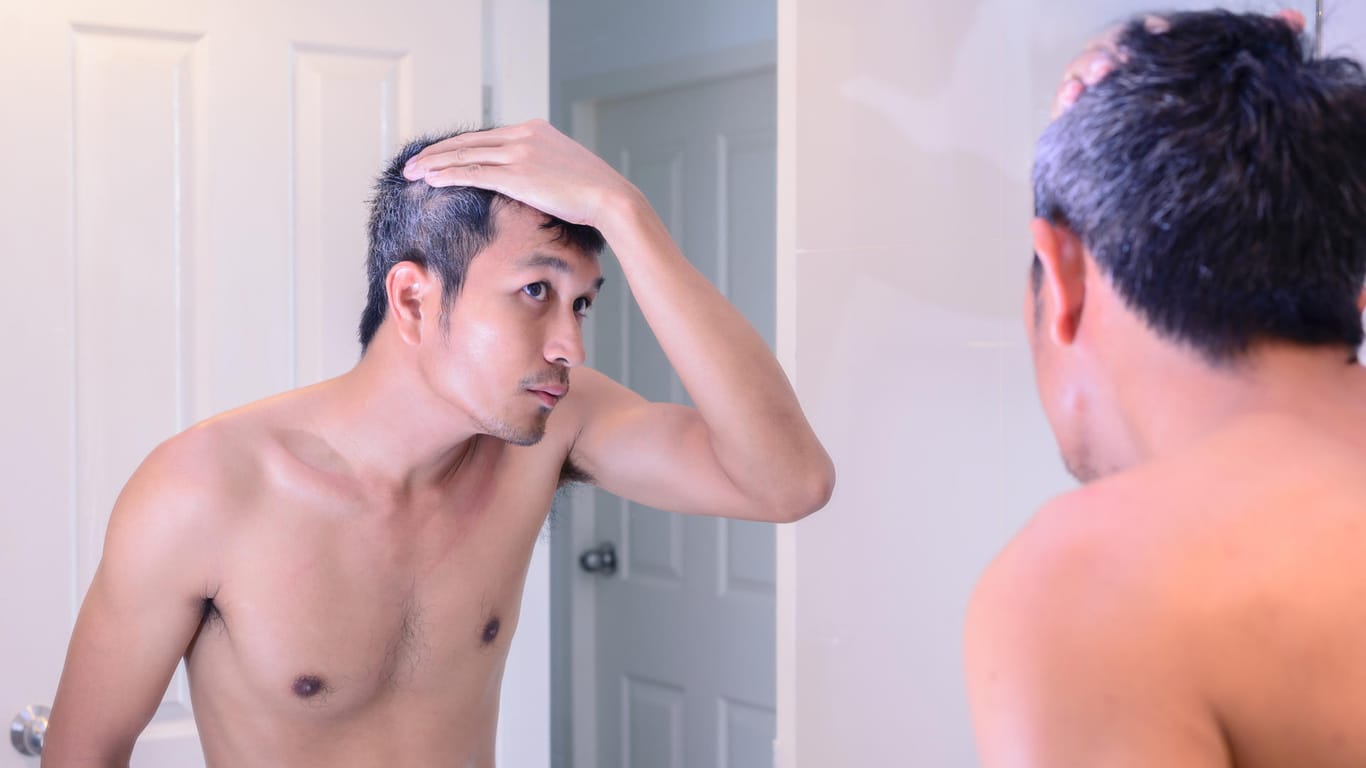 Keine Panik bei grauen Haaren: Statt zu zupfen sollten Sie jedoch auf Färben setzen – oder die graue Pracht mit Würde tragen.