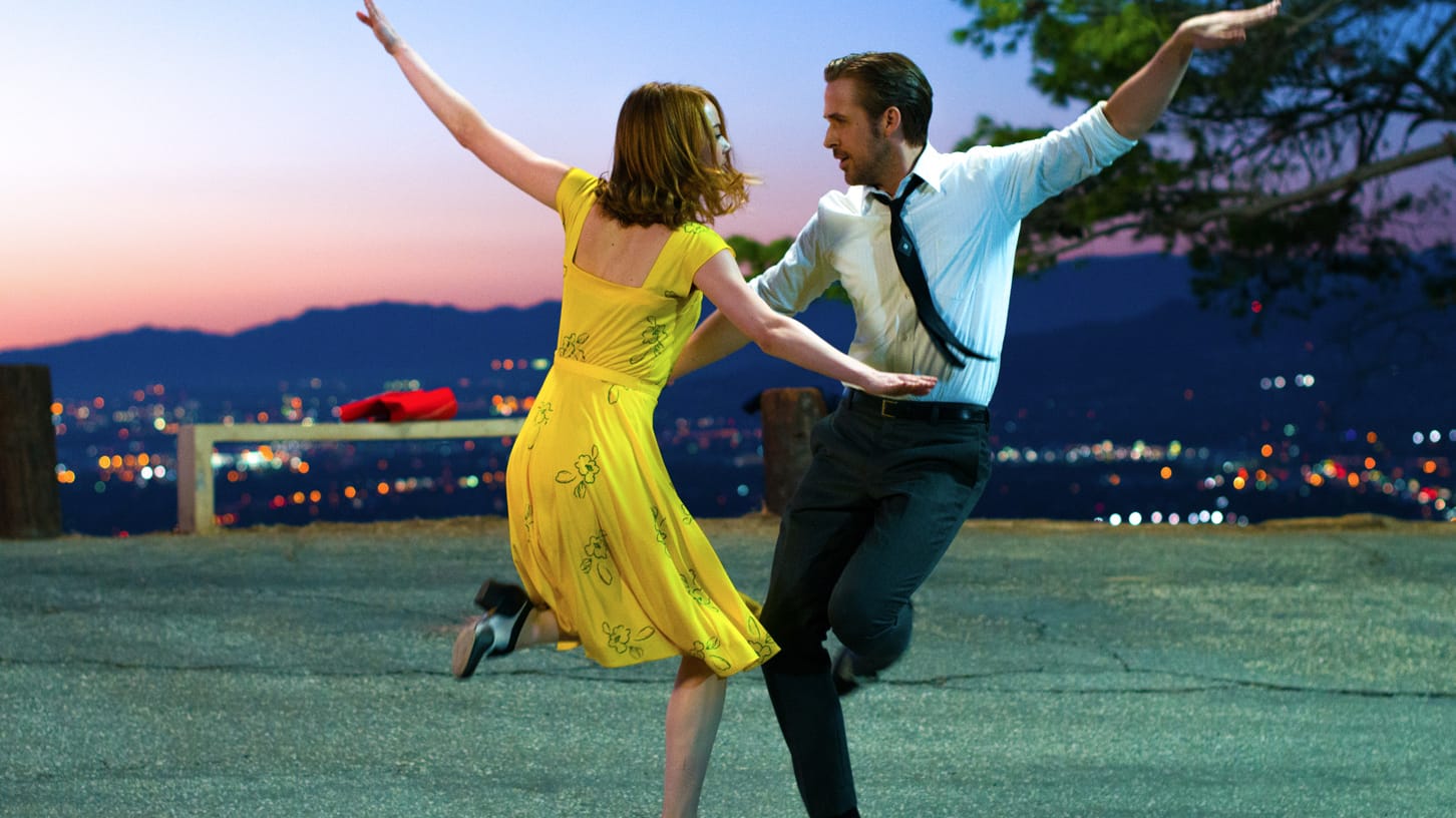 Emma Stone und Ryan Gosling legen eine flotte Sohle in die Landschaft.