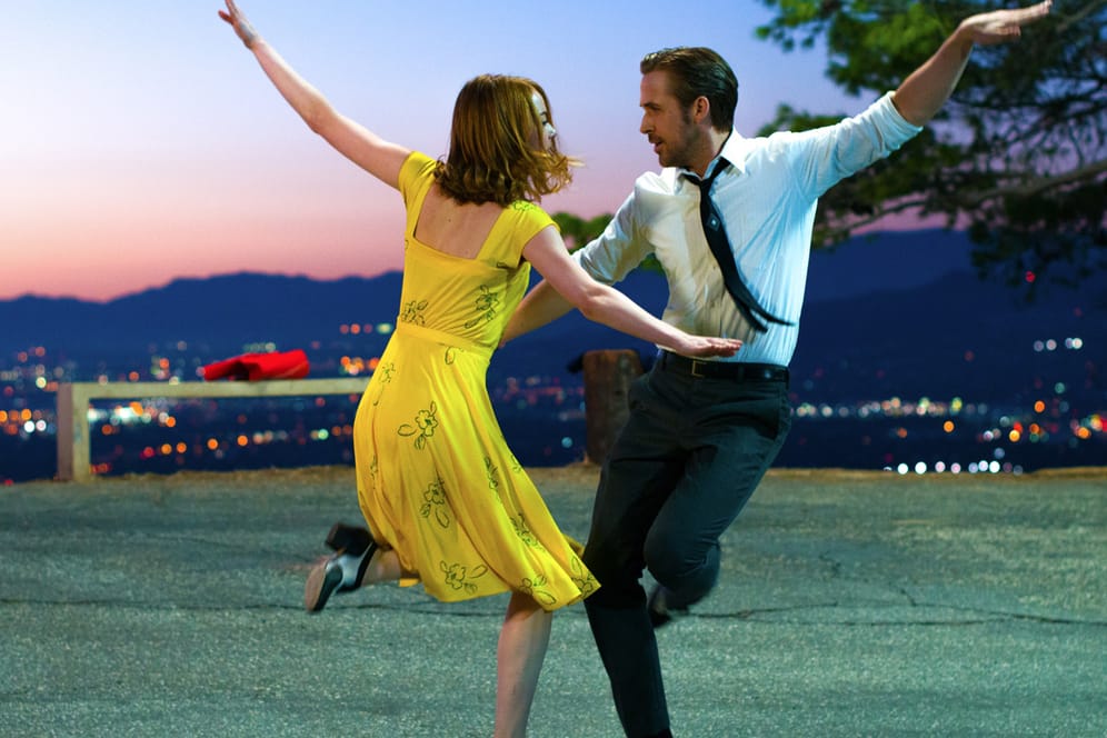 Emma Stone und Ryan Gosling legen eine flotte Sohle in die Landschaft.