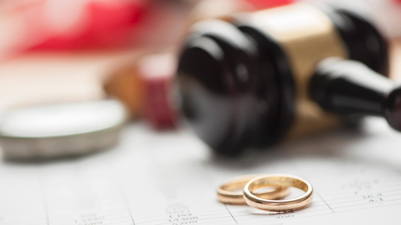 Ein Mann aus Polen will sich unbedingt scheiden lassen - darf aber nicht.