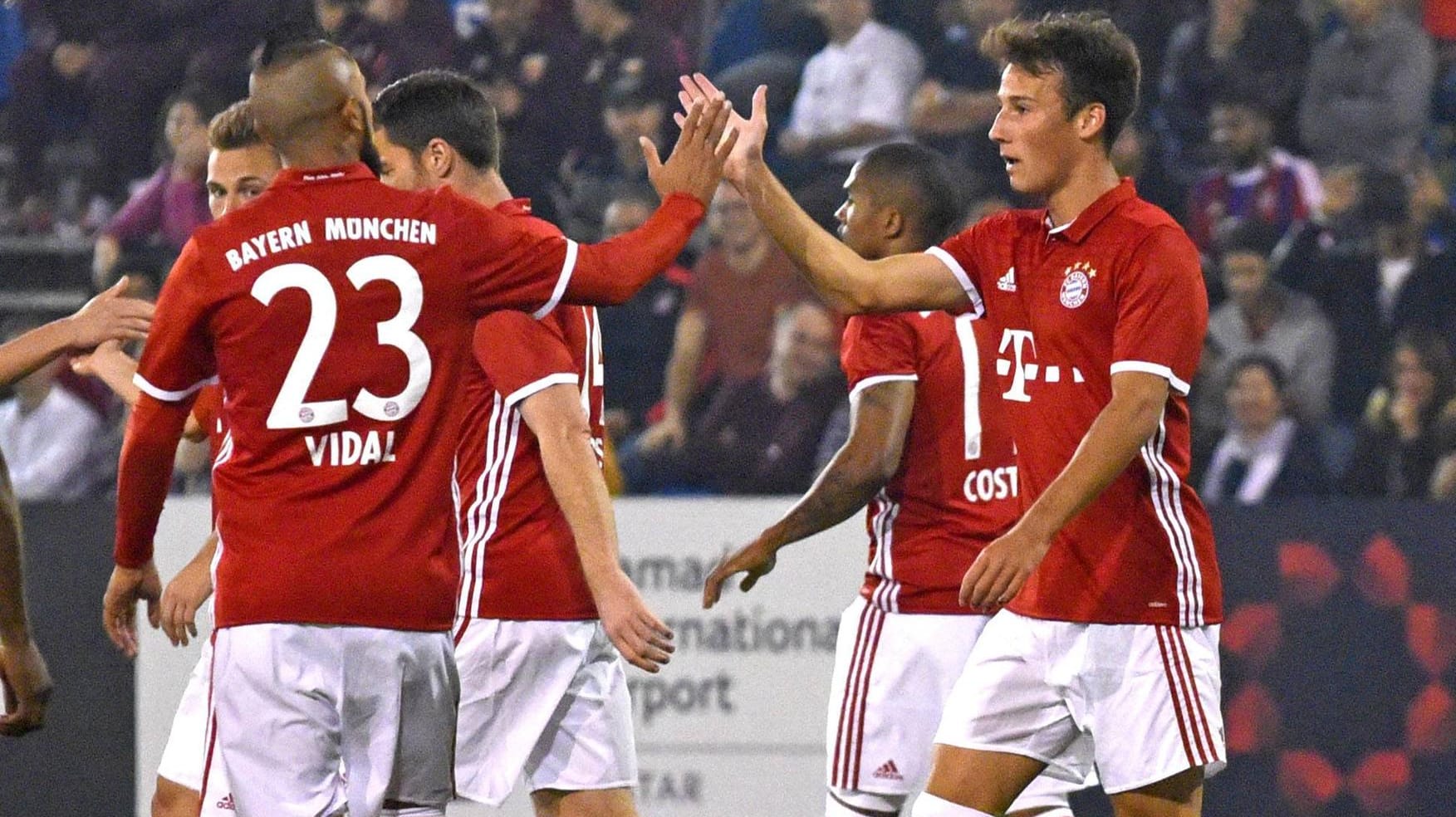 Torjubel: Arturo Vidal (links) klatscht seinen Teamkameraden Fabian Benko nach dessen Treffer für den FC Bayern im Test gegen Eupen. Torjubel: Arturo Vidal (links) klatscht seinen Teamkameraden Fabian Benko nach dessen Treffer für den FC Bayern im Test gegen Eupen.