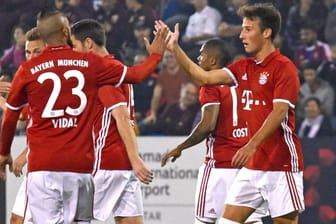 Torjubel: Arturo Vidal (links) klatscht seinen Teamkameraden Fabian Benko nach dessen Treffer für den FC Bayern im Test gegen Eupen.