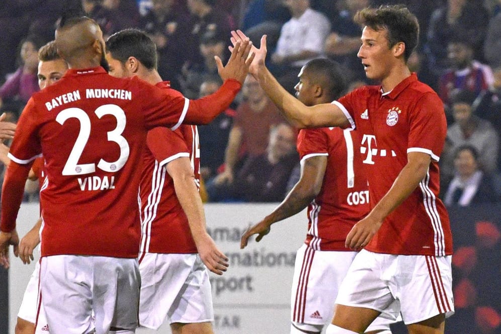Torjubel: Arturo Vidal (links) klatscht seinen Teamkameraden Fabian Benko nach dessen Treffer für den FC Bayern im Test gegen Eupen.