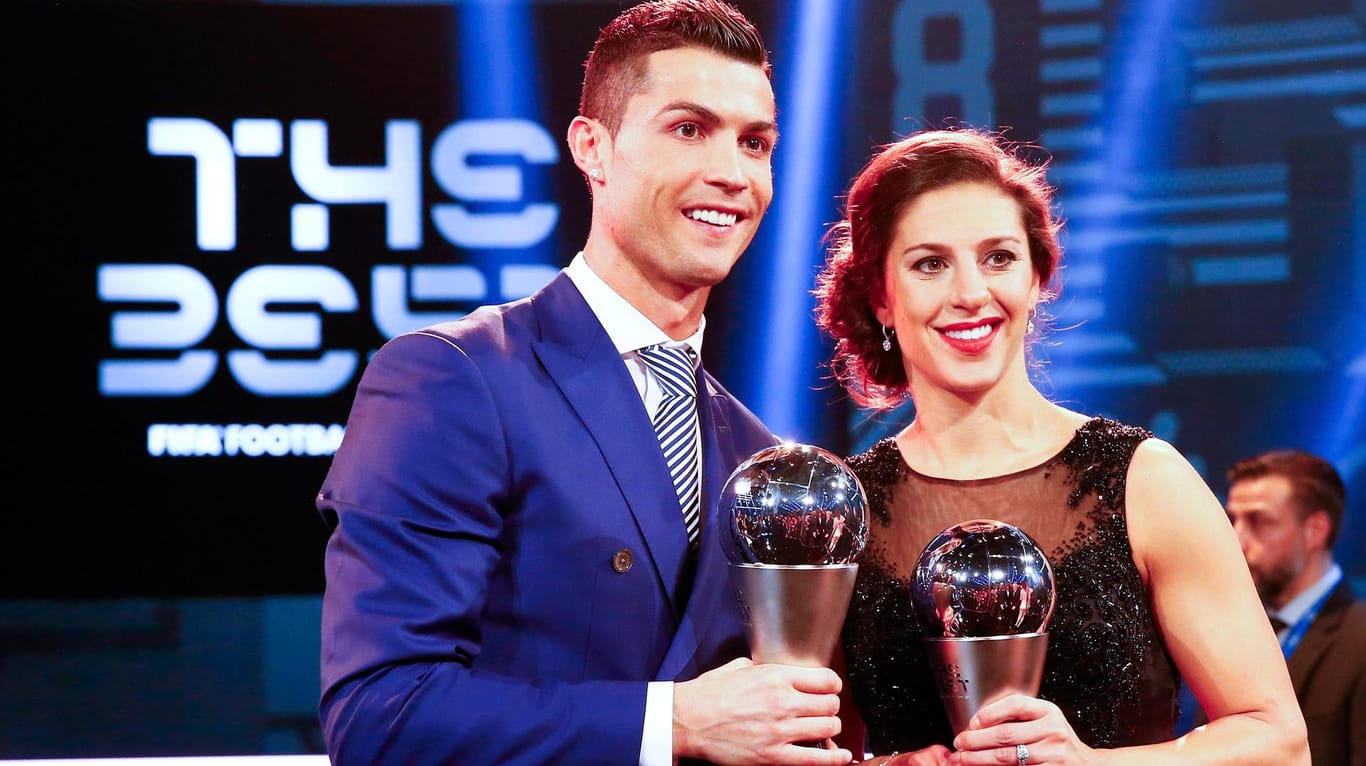Preisträger: Cristiano Ronaldo und Carli Lloyd bei der FIFA-Gala in Zürich.