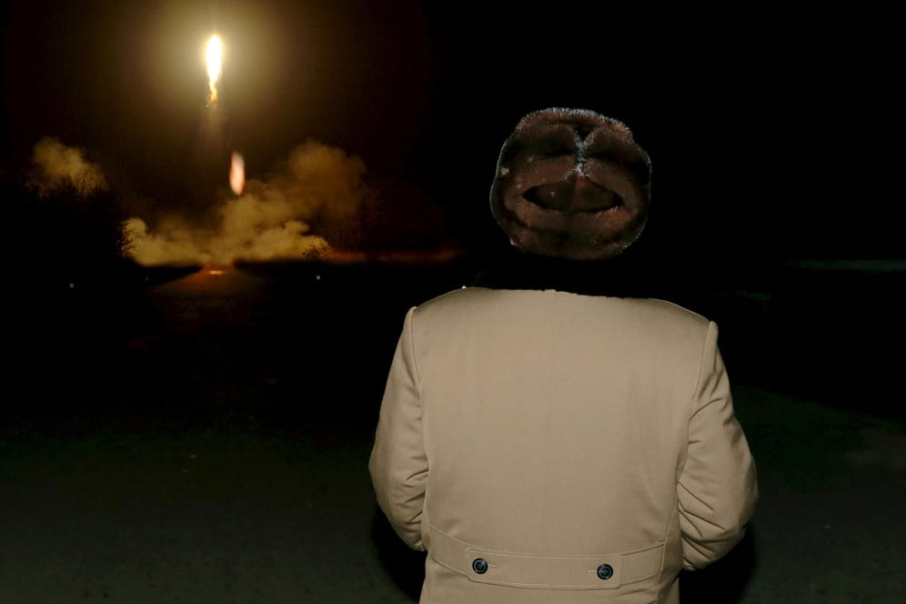 Kann Nordkorea eine Rakete entwickeln, die Amerika treffen könnte? Hier beobachtet Machthaber Kim Jong Un einen Test.