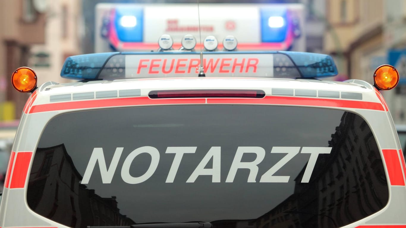 In Magdeburg musste ein Autofahrer mit lebensgefährlichen Verletzungen ins Krankenhaus gebracht werden, nachdem er ins Hafenbecken gefahren war.