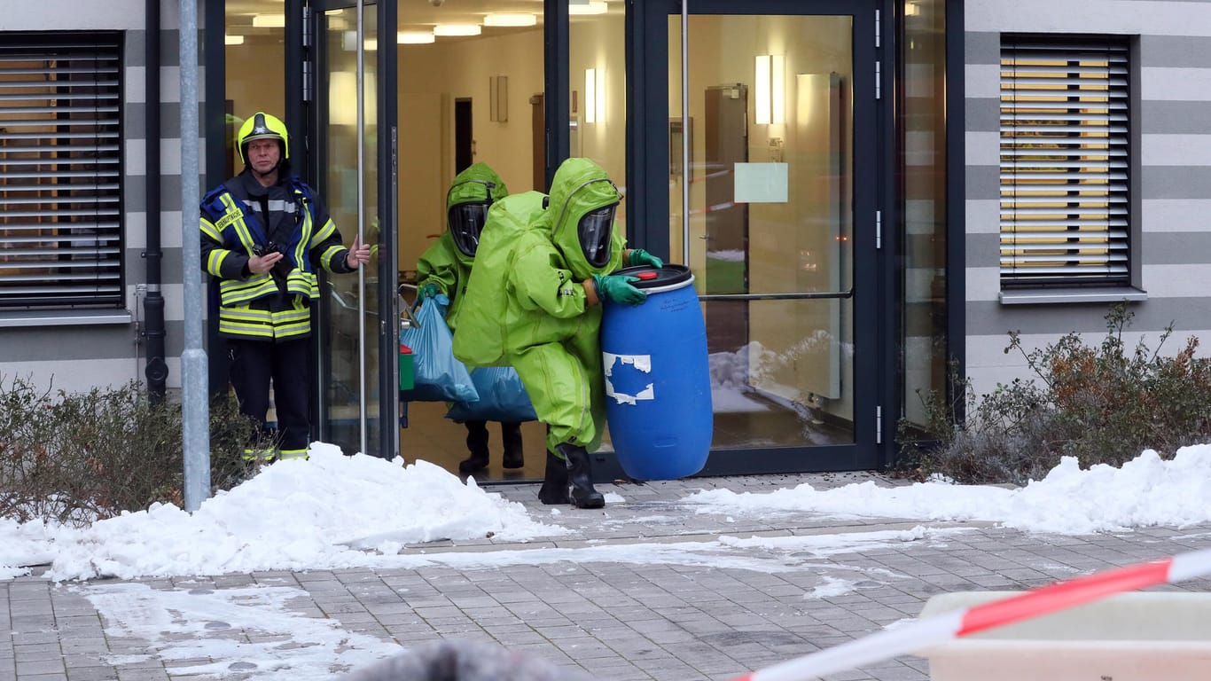 Feuerwehrleute in Schutzanzügen transportieren in Gera eine verdächtige Substanz ab. Auch in Coburg und Ludwigslust gab es ähnliche Vorfälle.