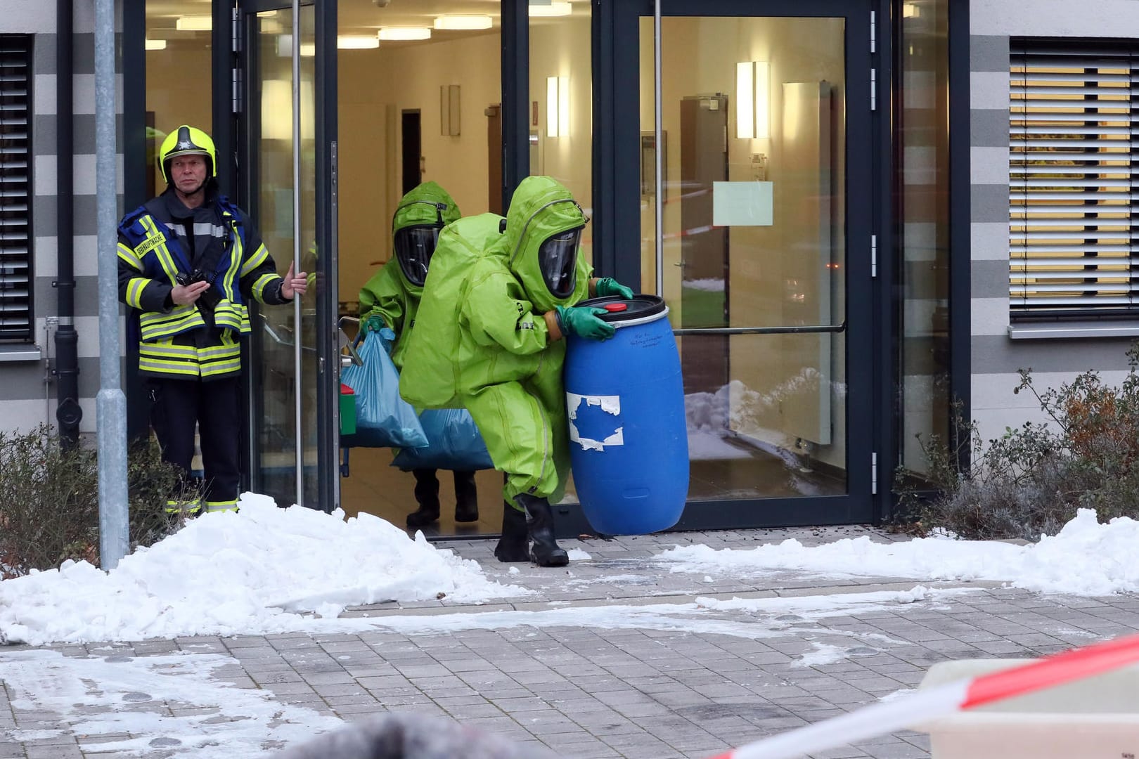 Feuerwehrleute in Schutzanzügen transportieren in Gera eine verdächtige Substanz ab. Auch in Coburg und Ludwigslust gab es ähnliche Vorfälle.