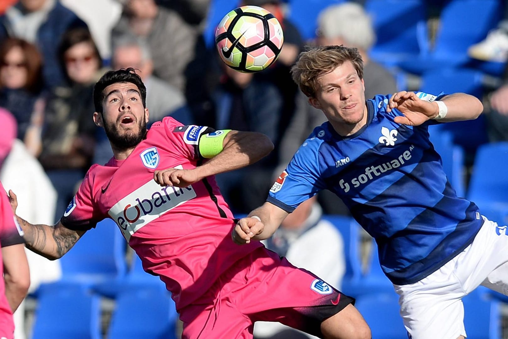 Zweikampfverhalten: Alejandro Pozuelo vom KRC Genk und der Darmstädter Florian Jungwirth (rechts) während des Testspiels in Spanien.