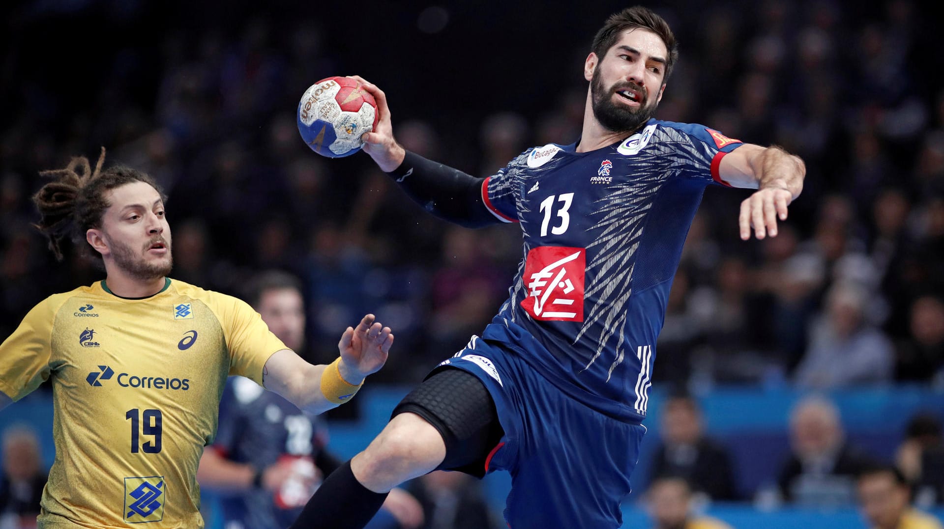 Sprungwurf: Der Franzose Nikola Karabatic setzt sich gegen den Brasilianer Fabio Chiuffa durch.