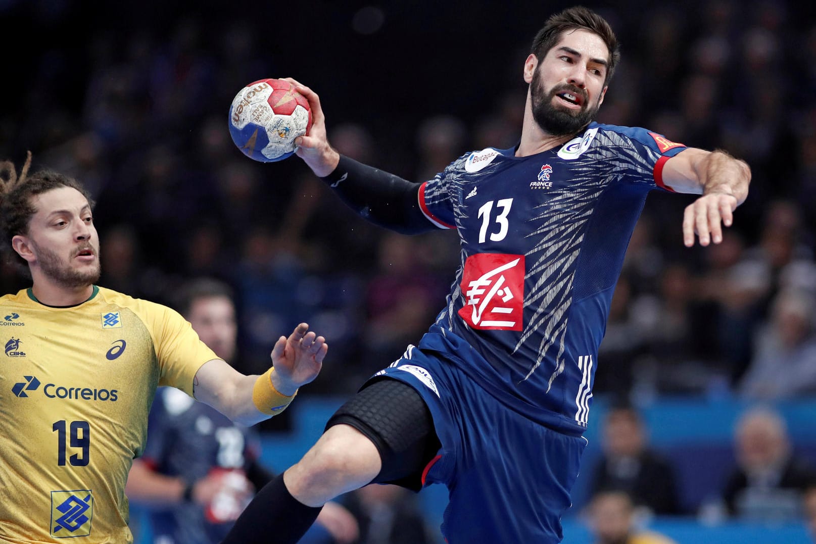 Sprungwurf: Der Franzose Nikola Karabatic setzt sich gegen den Brasilianer Fabio Chiuffa durch.