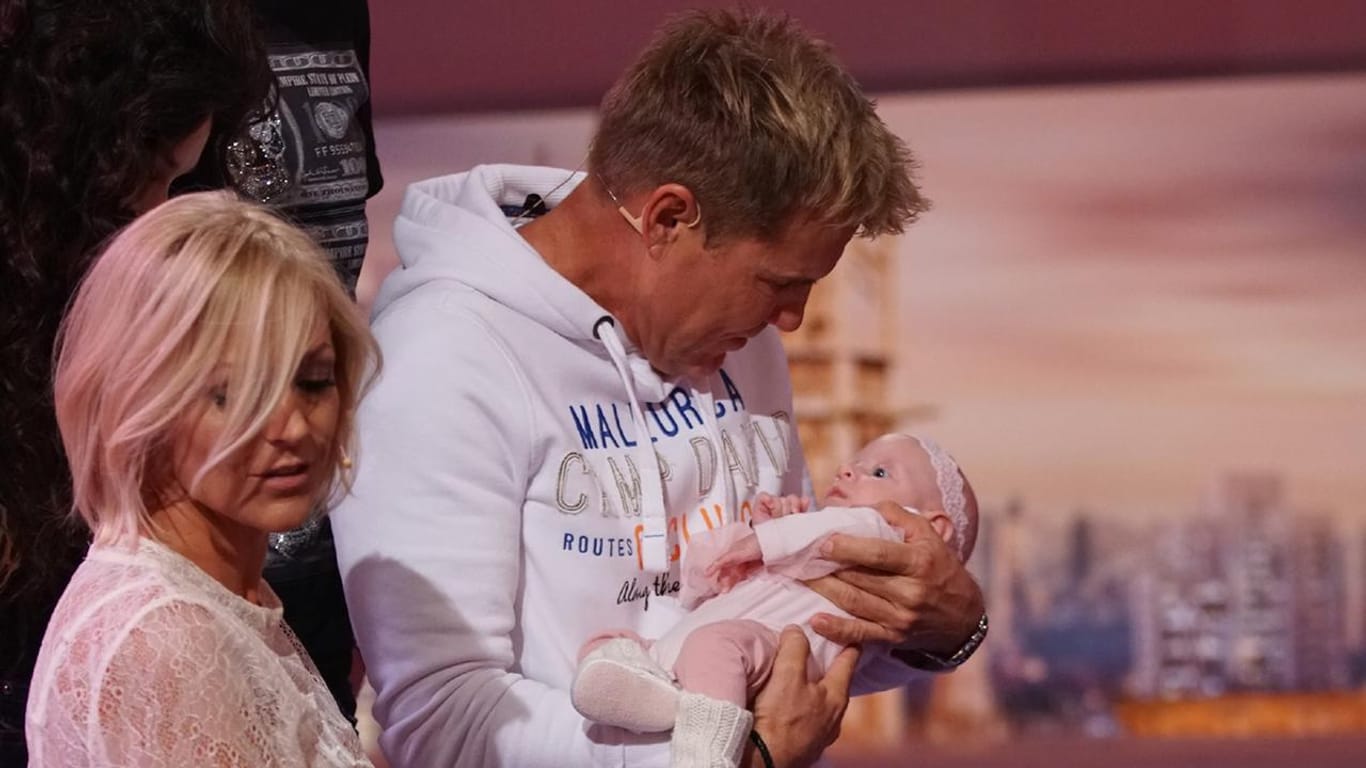 Bei DSDS hat Dieter Bohlen plötzlich ein Baby im Arm.