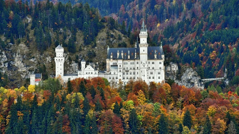 Das Schloss Neuschwanstein bei Füssen im Allgäu.