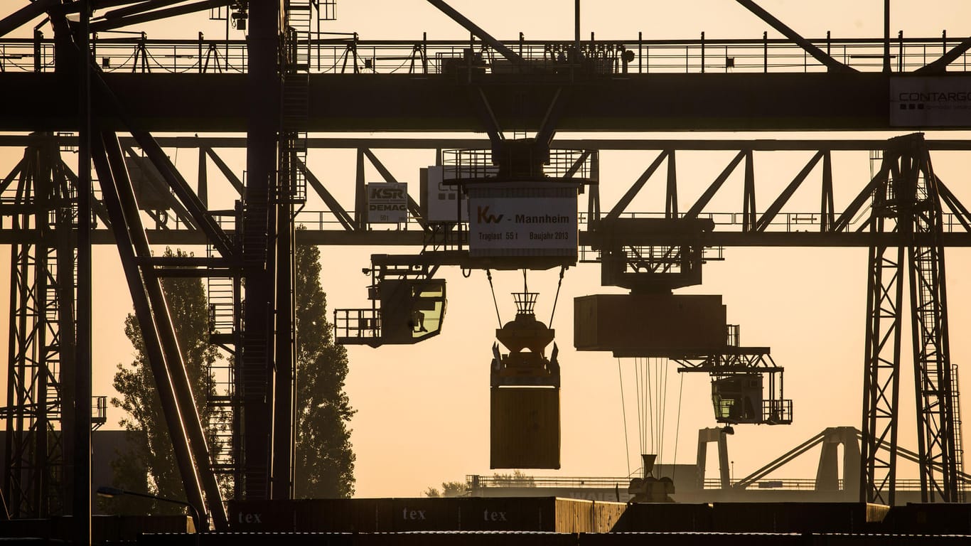 Container-Verladung im Osthafen von Frankfurt am Main.