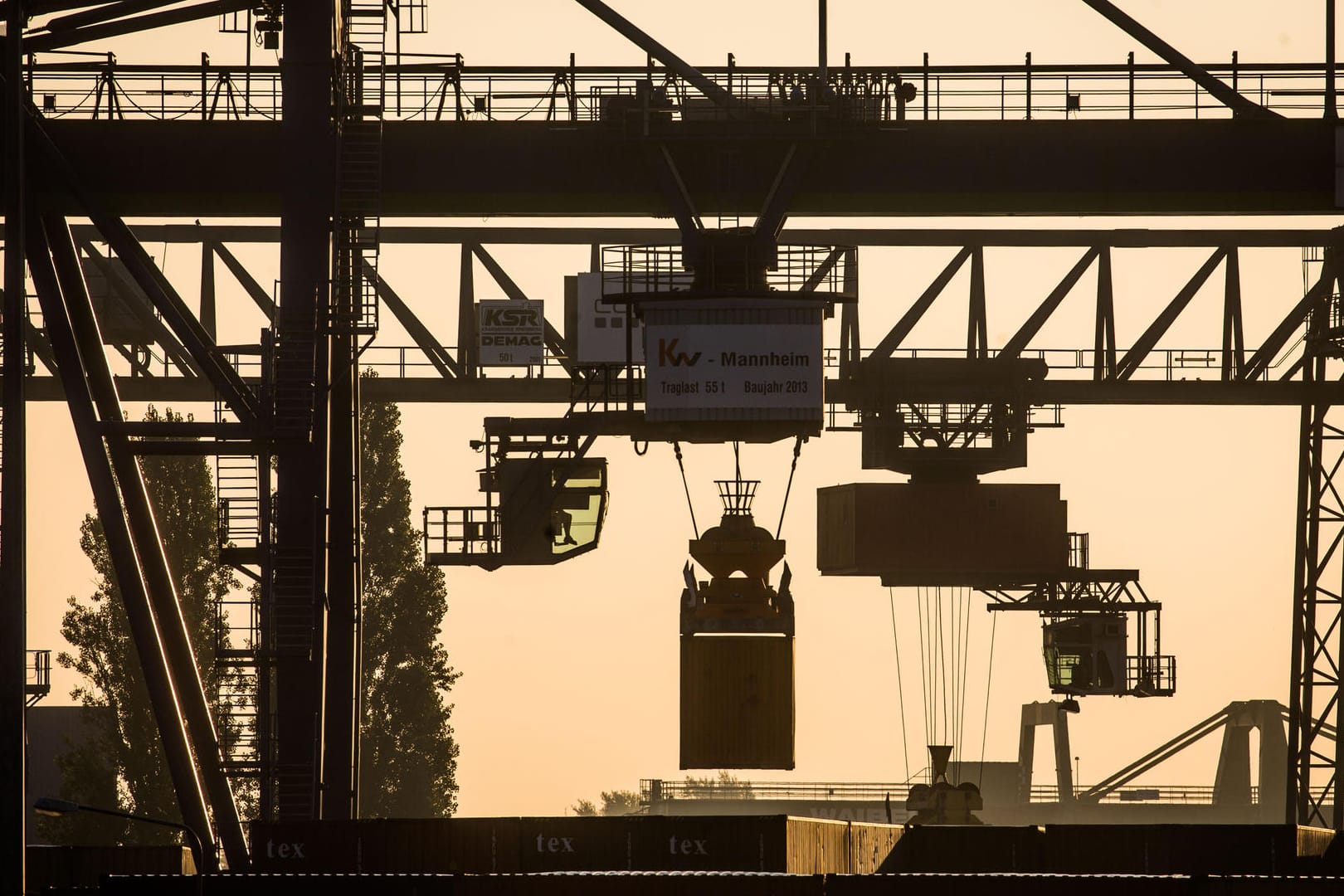 Container-Verladung im Osthafen von Frankfurt am Main.