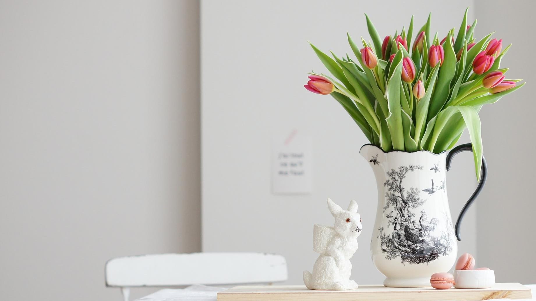 Rosa Tulpen sind zur Osterzeit eine perfekte Wahl für die florale Tischdeko.