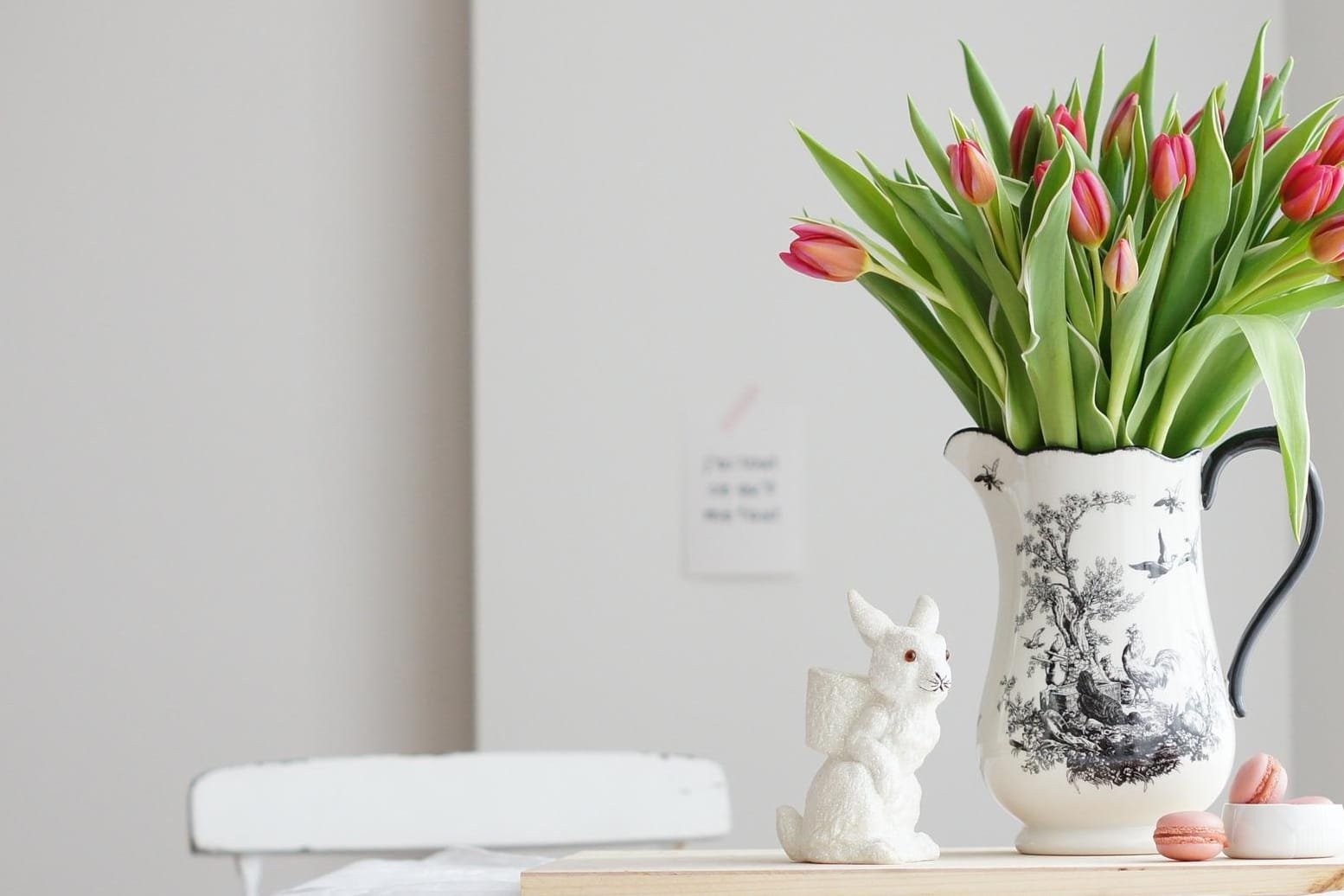 Rosa Tulpen sind zur Osterzeit eine perfekte Wahl für die florale Tischdeko.