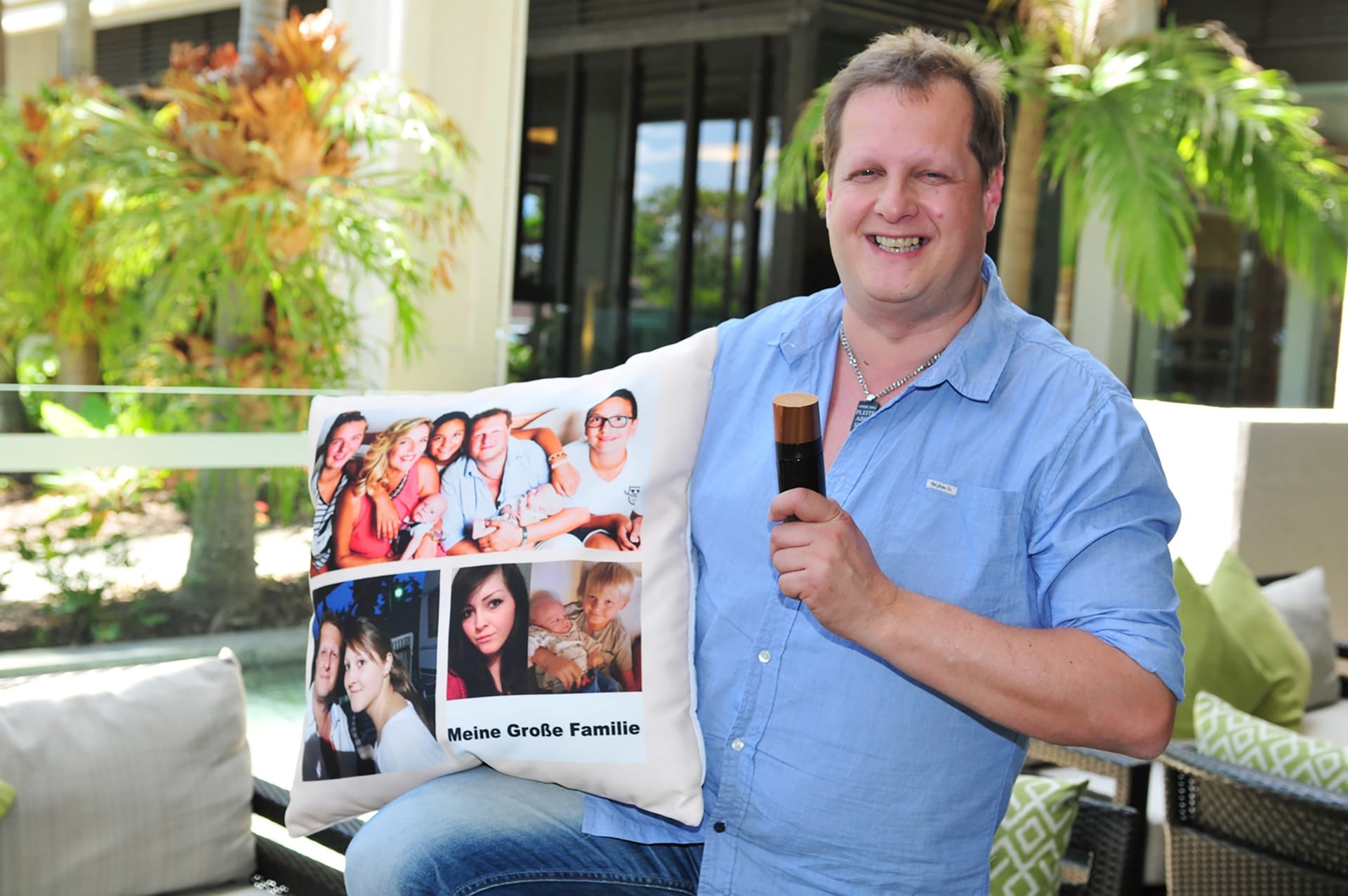 Kult-Auswanderer Jens Büchner nimmt ein Kissen mit aufgedruckten Familienfotos und ein Fläschchen Parfum mit: "Ich bin parfümsüchtig, verbrauche 100 ml in einer Woche. Will auch im Dschungel für die Kakerlaken gut riechen."
