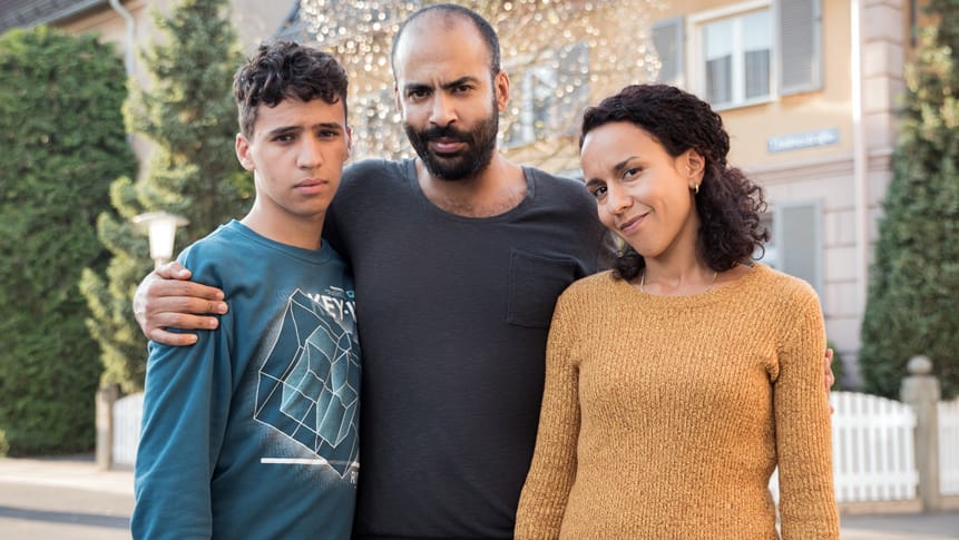 Die Neuzugänge Ayman Cherif (M.) und Dunja Dogmani (r.) mit ihrem Filmsohn Mohamad Issa alias Jamal.