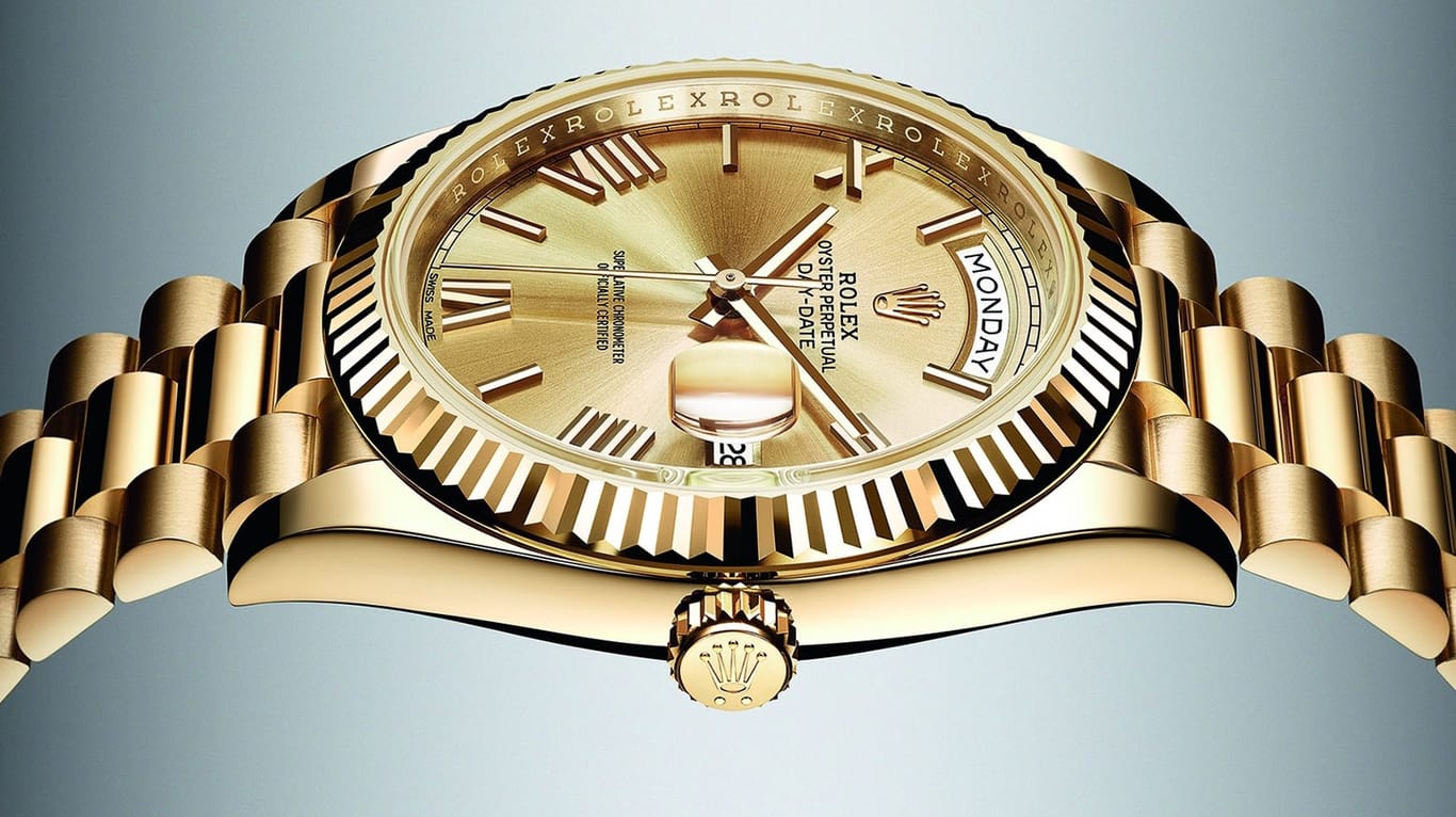 Goldene Uhren wie diese Rolex Oyster Day Date 40 werden in China oder der Türkei aus Messing gefertigt und zu geringen Kosten vergoldet. Die Gewinnspanne der Fälschung steigt so enorm. Entlarven lässt sie sich aber nur, wenn man ins Gehäuse kratzt.