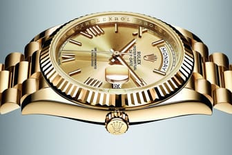 Goldene Uhren wie diese Rolex Oyster Day Date 40 werden in China oder der Türkei aus Messing gefertigt und zu geringen Kosten vergoldet. Die Gewinnspanne der Fälschung steigt so enorm. Entlarven lässt sie sich aber nur, wenn man ins Gehäuse kratzt.