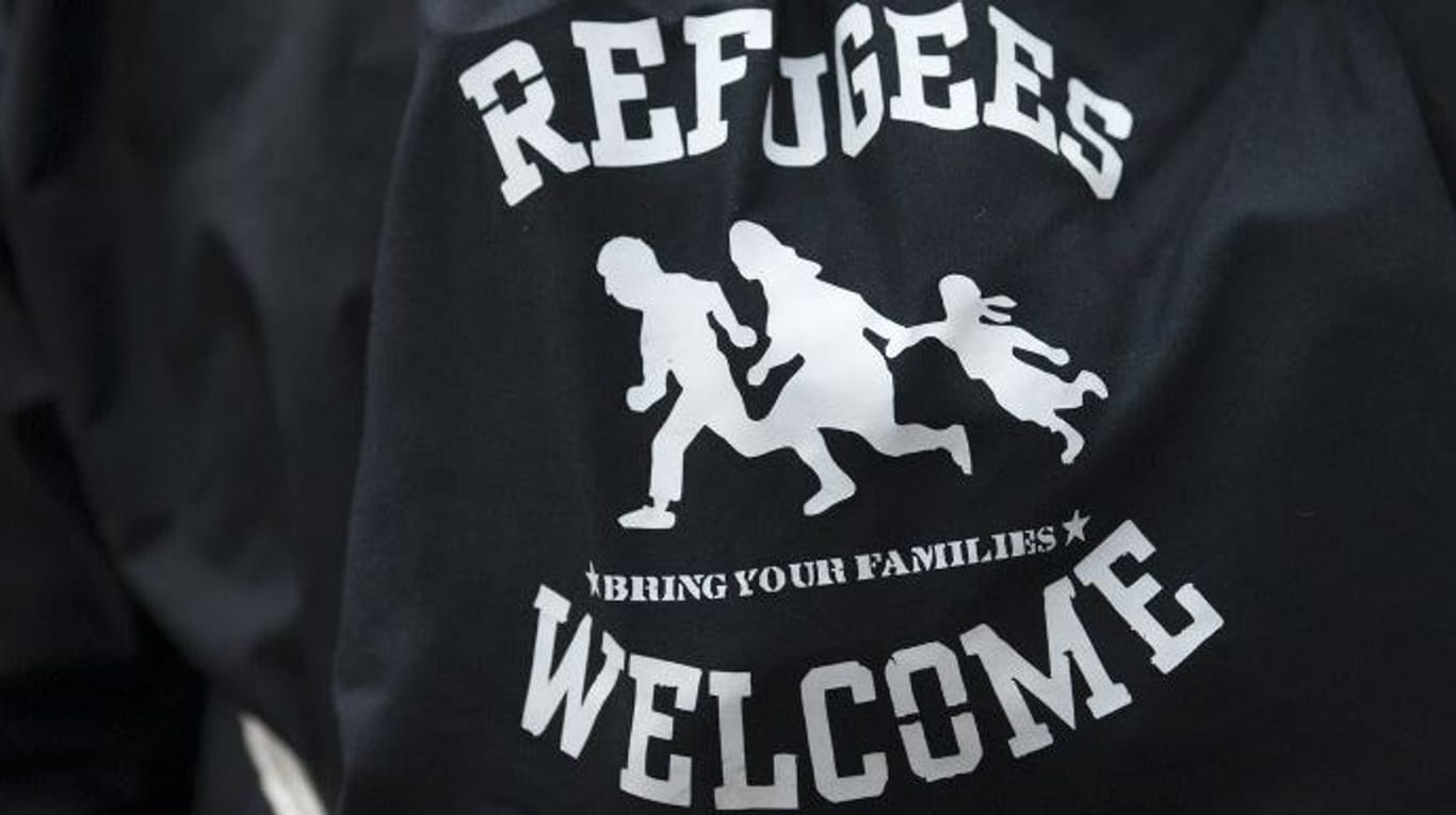 "Refugees welcome"-Schriftzug auf einem Rucksack.