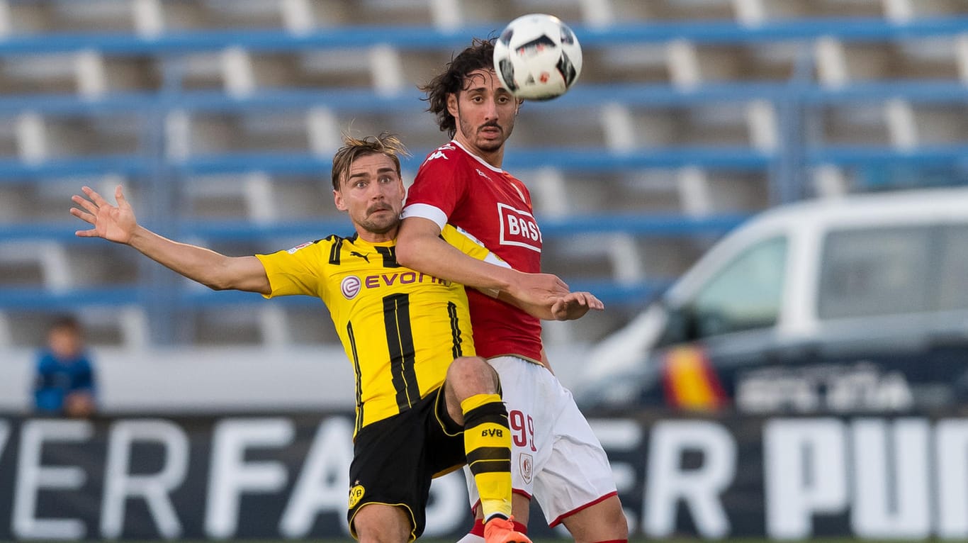 Nur Augen für den Ball: Der Dortmunder Marcel Schmelzer rangelt mit Ishak Belfodil (rechts) von Standard Lüttich um den Ball.