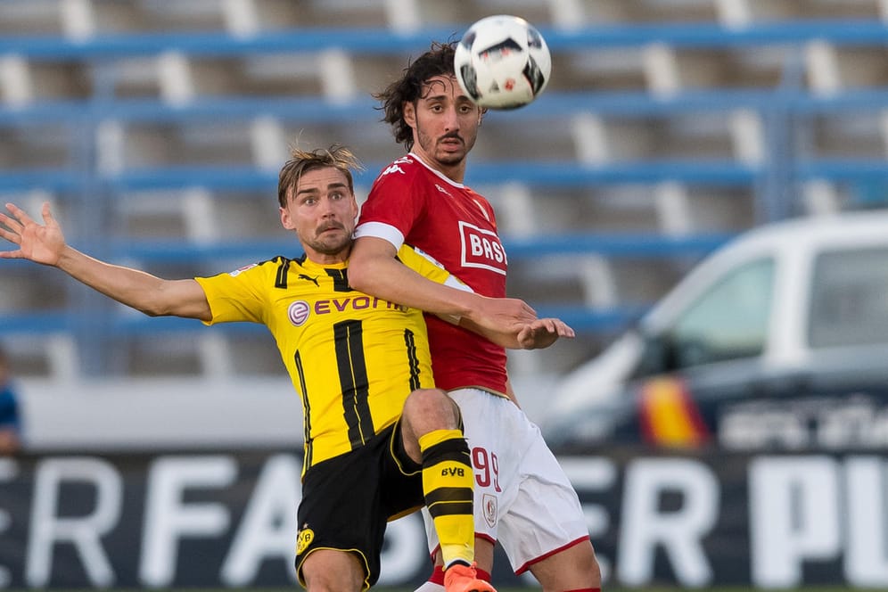 Nur Augen für den Ball: Der Dortmunder Marcel Schmelzer rangelt mit Ishak Belfodil (rechts) von Standard Lüttich um den Ball.