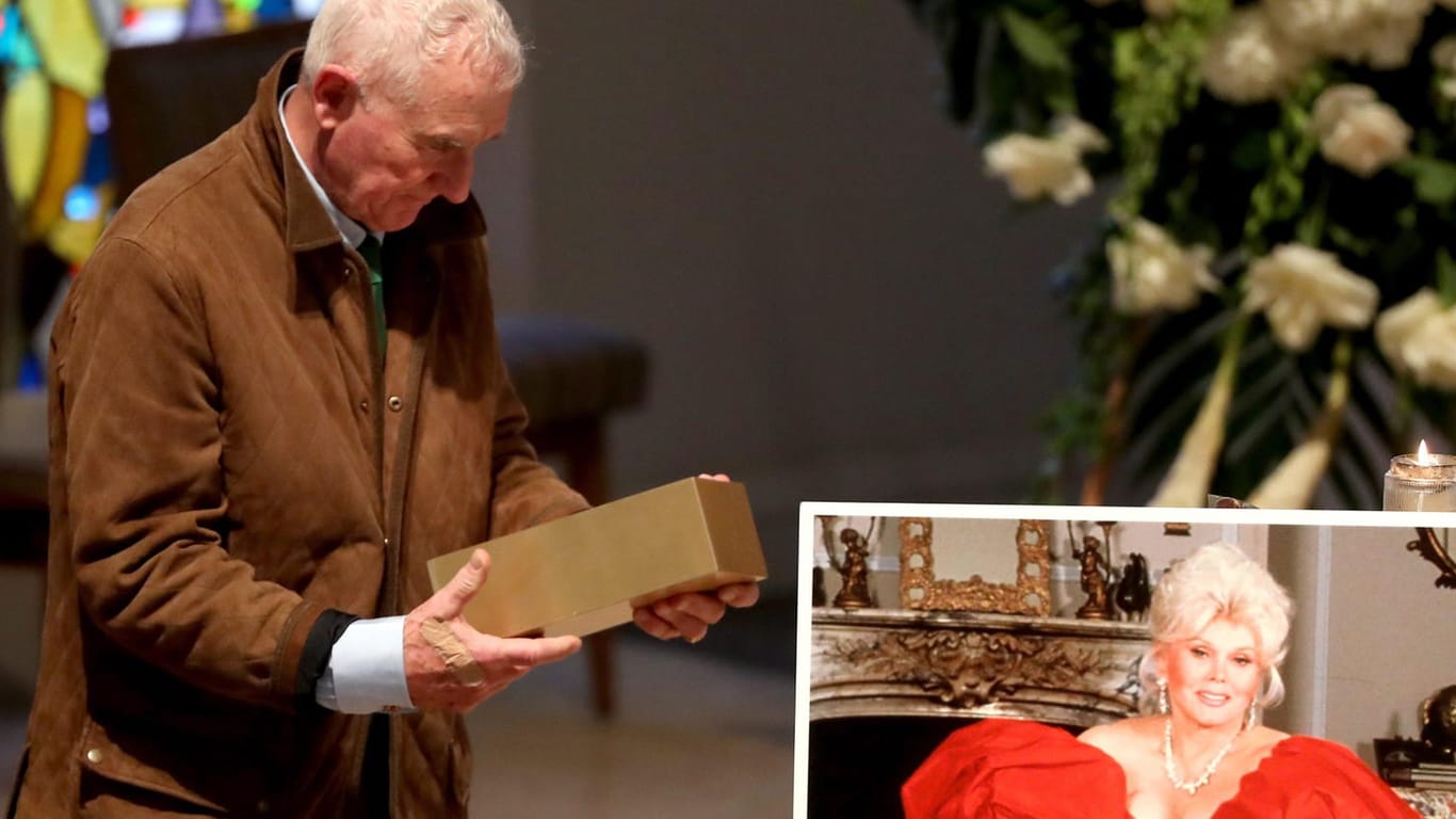 Frédéric Prinz von Anhalt hält auf der Trauerfeier am 30. Dezember 2016 die Urne mit der Asche seiner Frau Zsa Zsa Gabor.