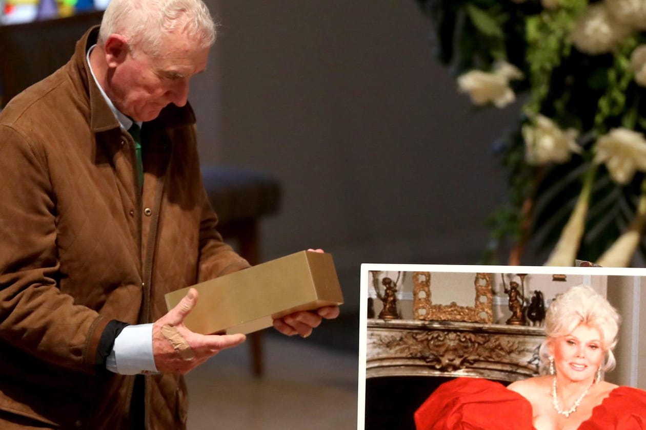 Frédéric Prinz von Anhalt hält auf der Trauerfeier am 30. Dezember 2016 die Urne mit der Asche seiner Frau Zsa Zsa Gabor.