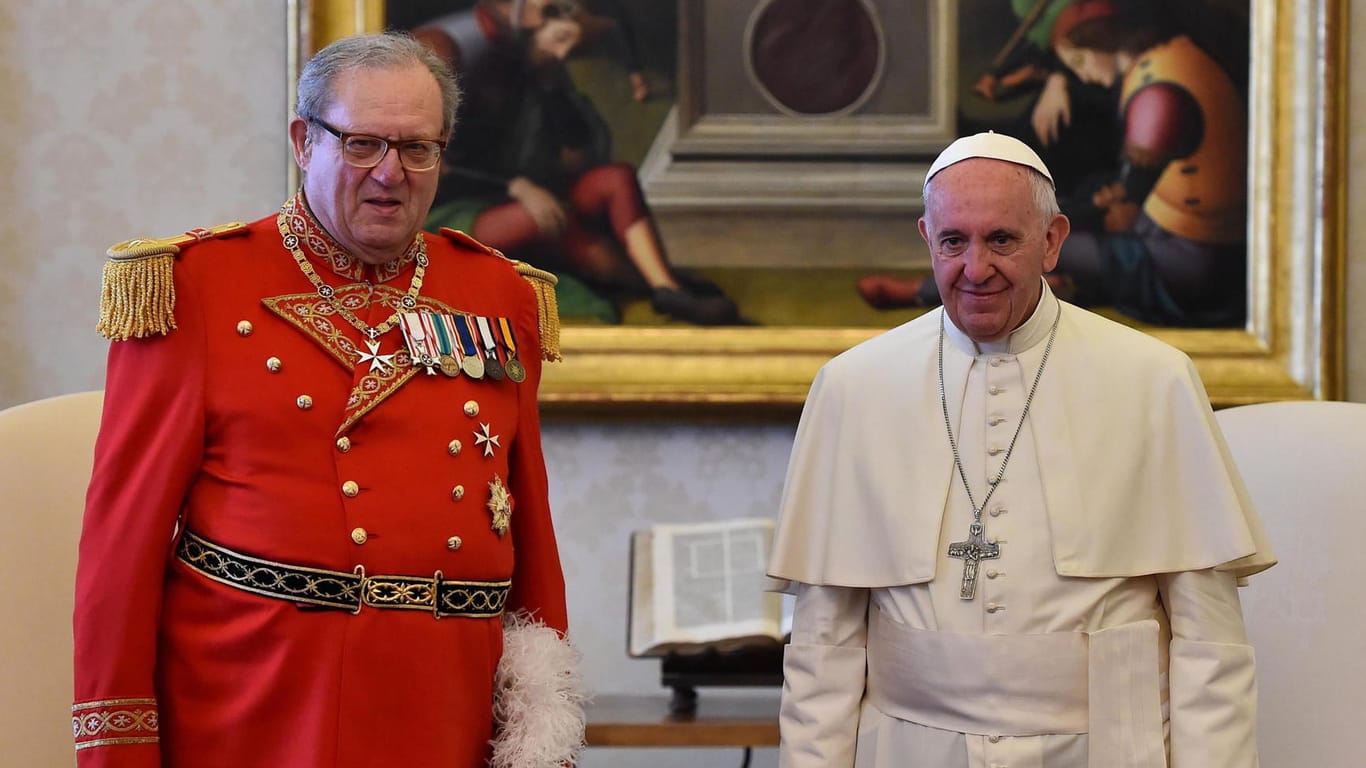 Robert Matthew Festing, Großmeister der Malteser, bei einer privaten Audienz im Vatikan mit Papst Franziskus.