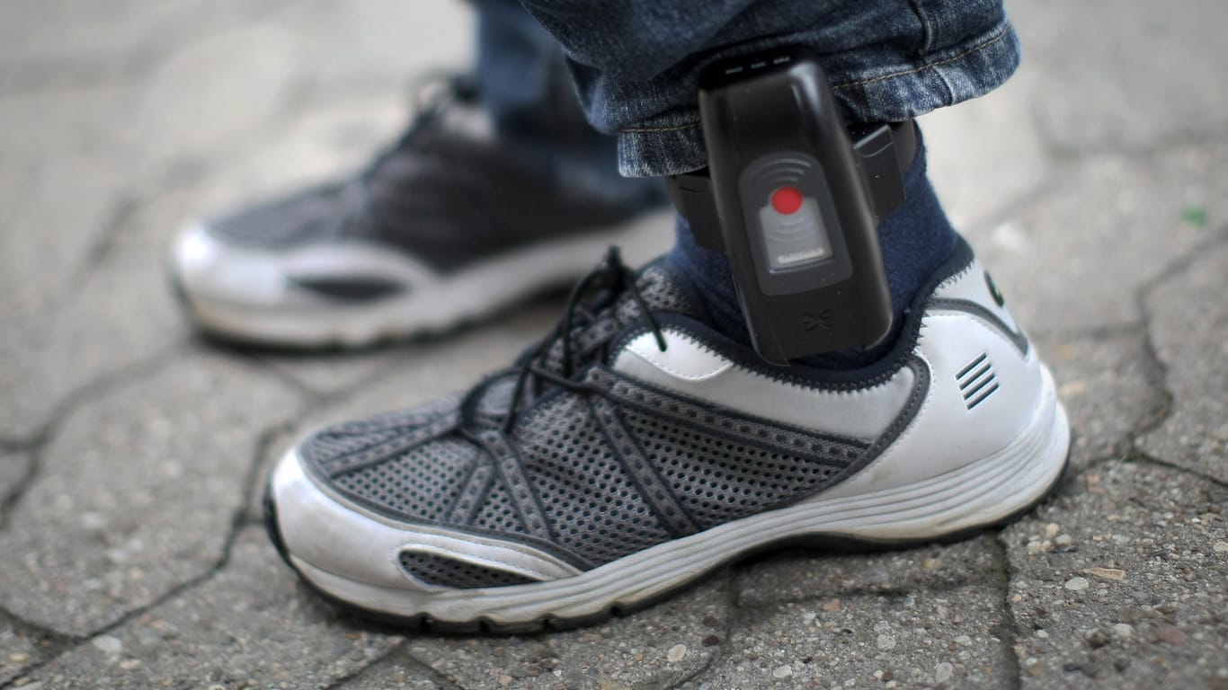 Künftig sollen elektronische Fußfesseln vermehrt zum Einsatz kommen.