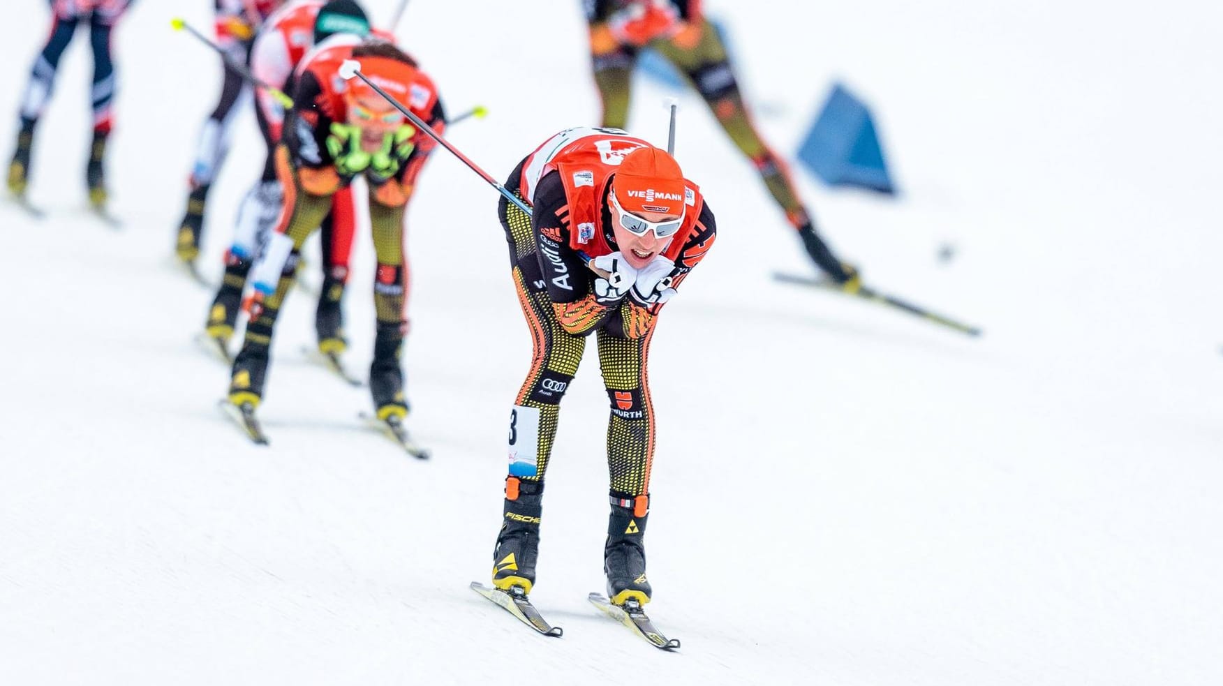 Eric Frenzel führt auch in Val di Fiemme das Feld an.