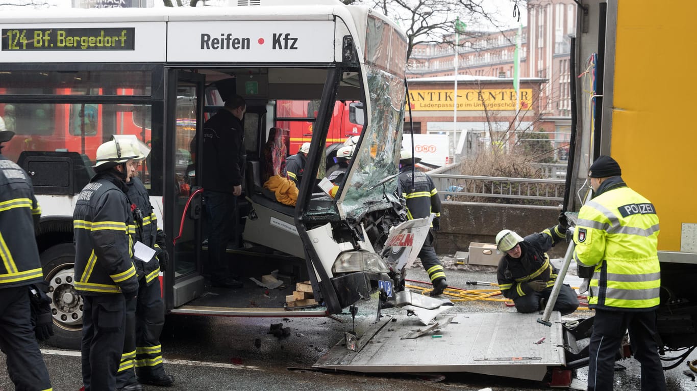 Am Freitag den 13. Januar fuhr ein Hamburger Linienbus aus noch ungeklärter Ursache auf einen Lkw auf.