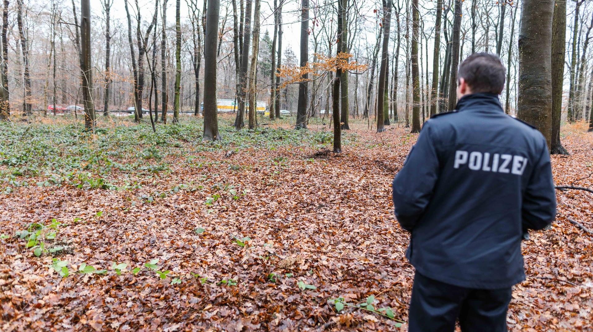 Eine Polizeibeamter steht an der Fundstelle eines menschlichen Schädelknochens.