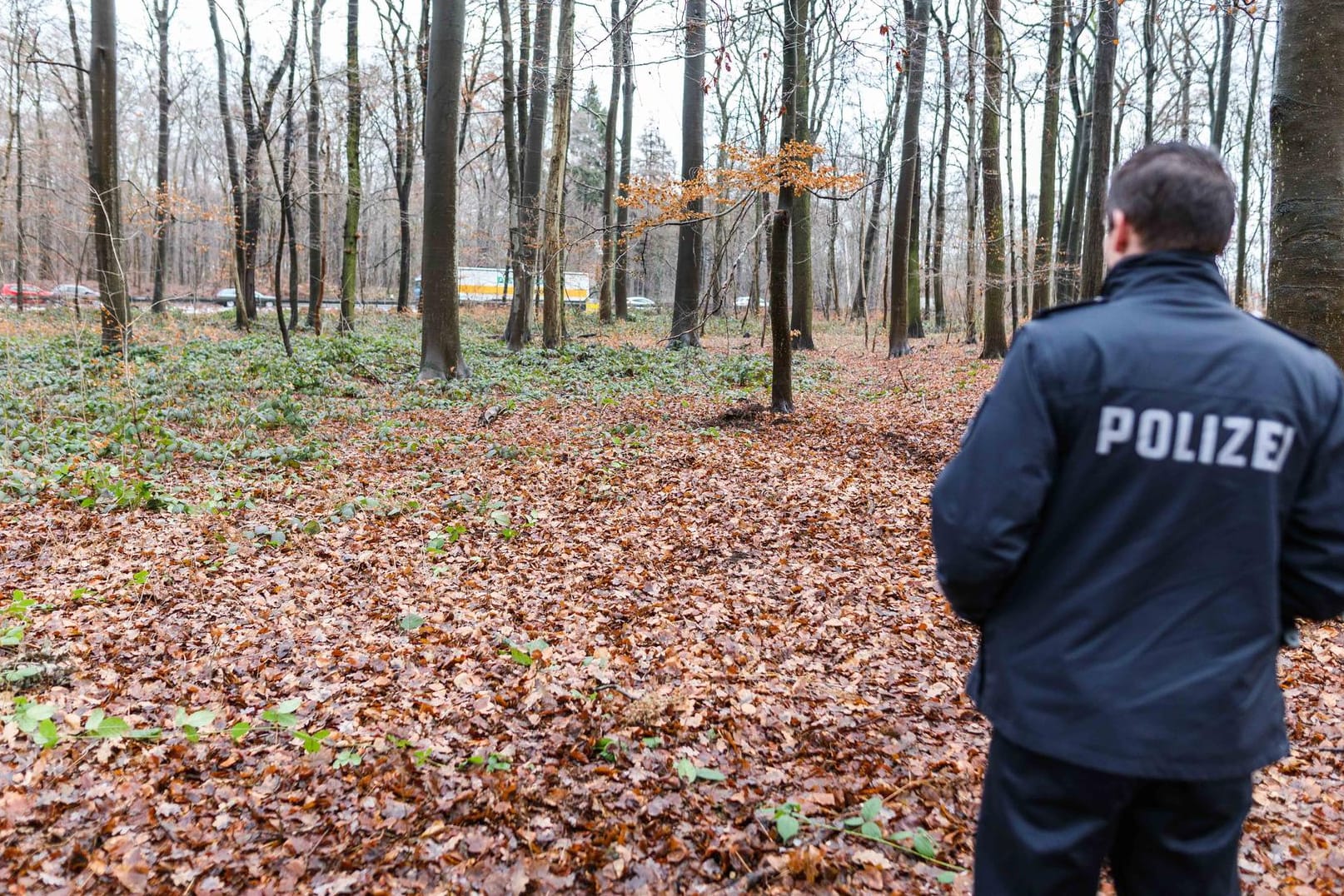 Eine Polizeibeamter steht an der Fundstelle eines menschlichen Schädelknochens.