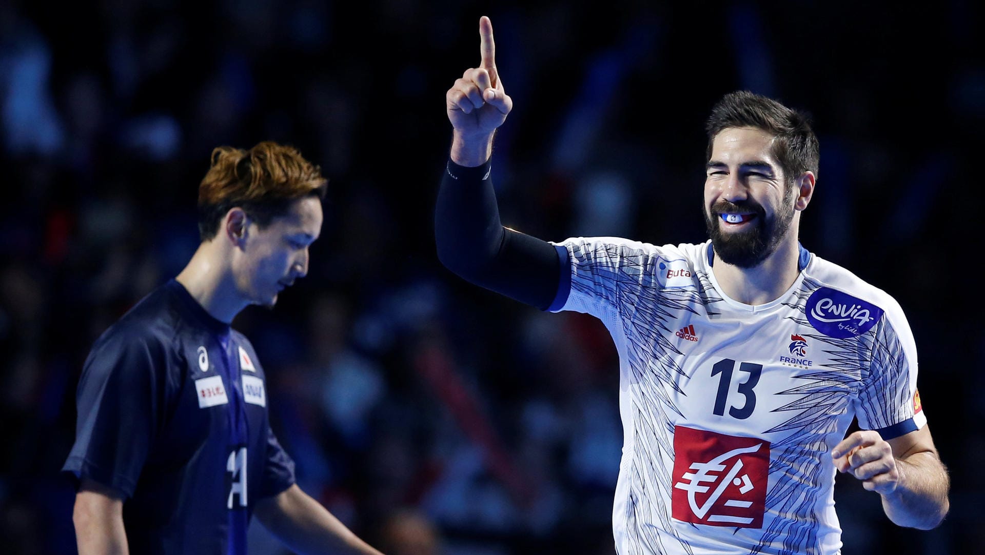 Nikola Karabatic (re.) setzt sich mit Frankreich souverän gegen Japan durch.