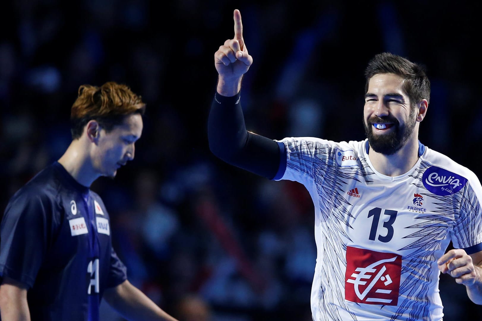 Nikola Karabatic (re.) setzt sich mit Frankreich souverän gegen Japan durch.