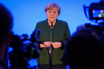 Bundeskanzlerin Angela Merkel stellt sich am Freitag vor dem Auftakt der Klausurtagung des CDU-Bundesvorstands im Hotel Schloss Berg in Perl den Journalisten.