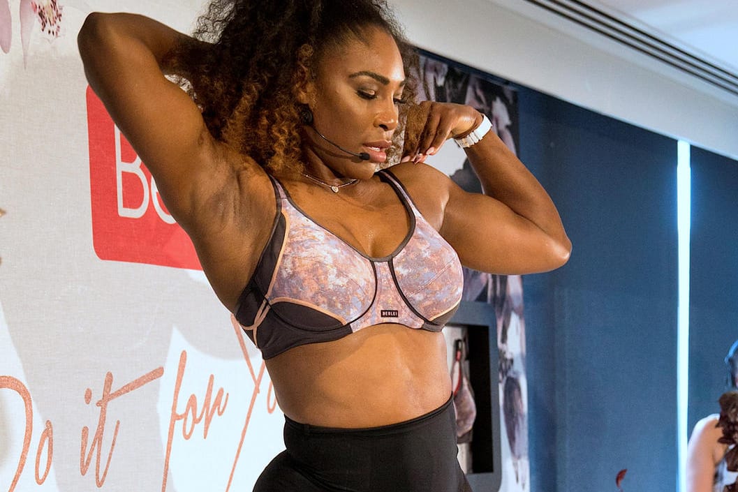 Tennis-Star Serena Williams bewirbt einen neuen Sport-BH - mit einem freizügigen und sehr unkonventionellen Tanz.