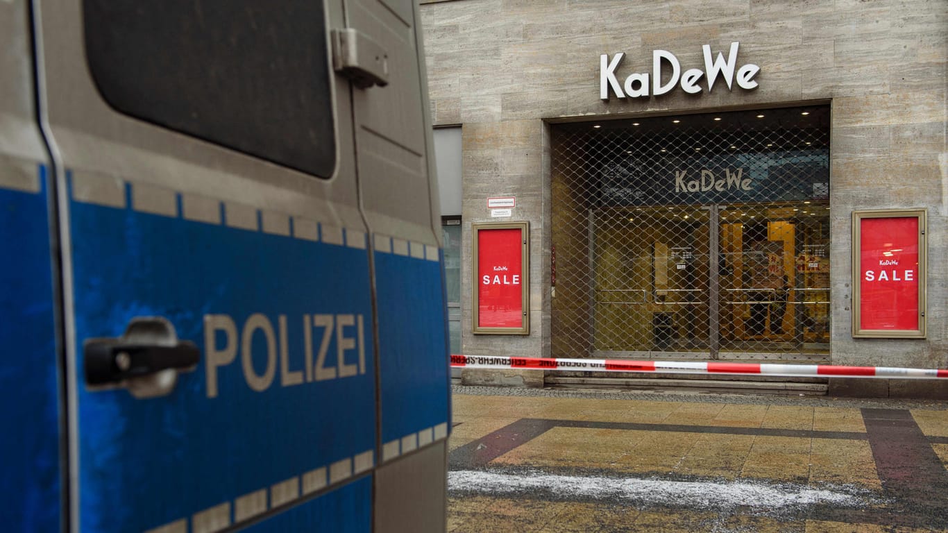 Ein Manschaftswagen der Berliner Polizei steht vor einem abgesperrten Eingang des Kaufhaus des Westens in Berlin.