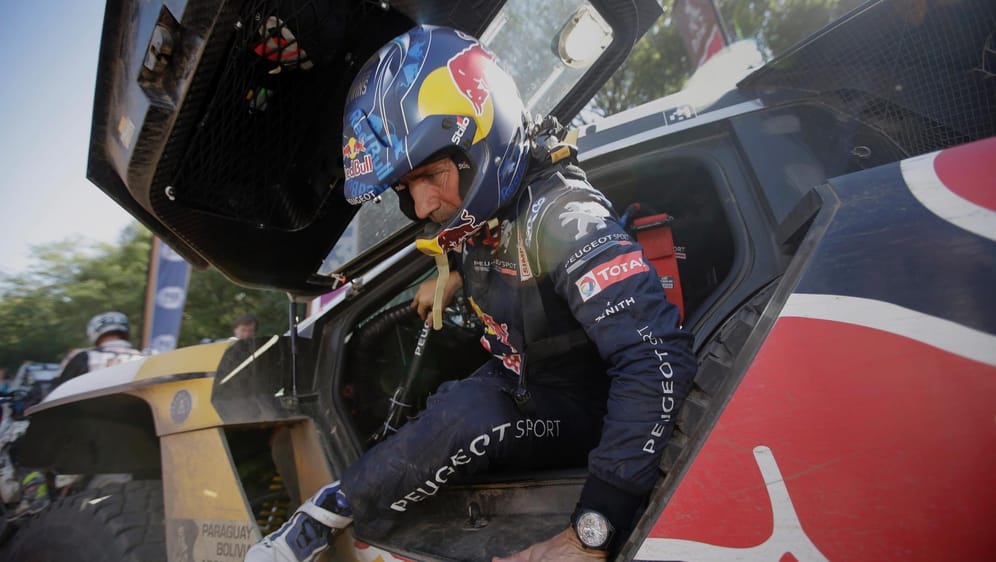 Rallye-Fahrer Stéphane Peterhansel aus Frankreich steigt aus seinem Peugeot.