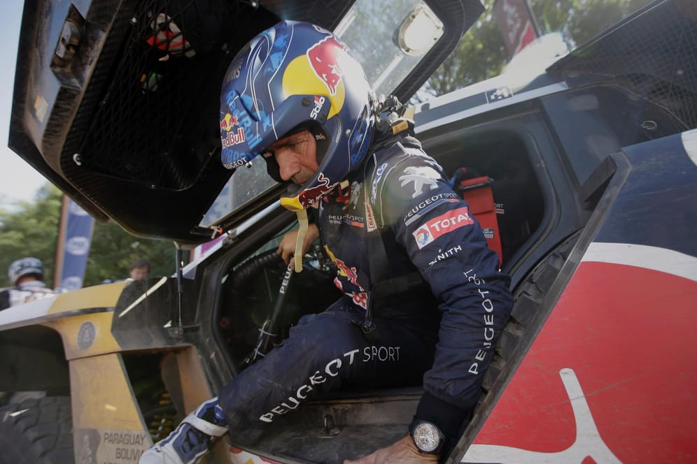 Rallye-Fahrer Stéphane Peterhansel aus Frankreich steigt aus seinem Peugeot.