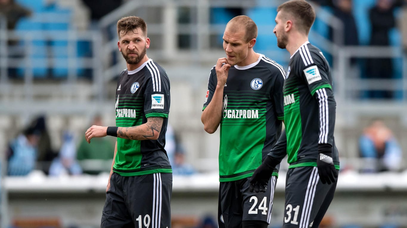 Missmutig: Guido Burgstaller (links) und Holger Badstuber steckten bei ihrer Premiere für den FC Schalke 04 eine Niederlage ein. Rechts Teamkamerad Matija Nastasic.