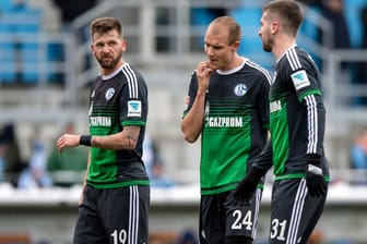 Missmutig: Guido Burgstaller (links) und Holger Badstuber steckten bei ihrer Premiere für den FC Schalke 04 eine Niederlage ein. Rechts Teamkamerad Matija Nastasic.